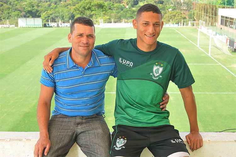 Com reajuste salarial que ganhou no Coelho, Richarlison já conseguiu comprar uma casa para o pai