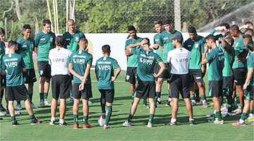 Coelho treina antes de partida no Independência