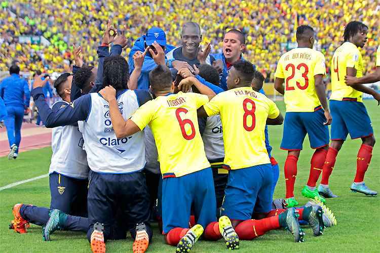 Jogadores equatorianos festejam o gol de Fidel Martinez na vitória diante do Uruguai com estádio lotado