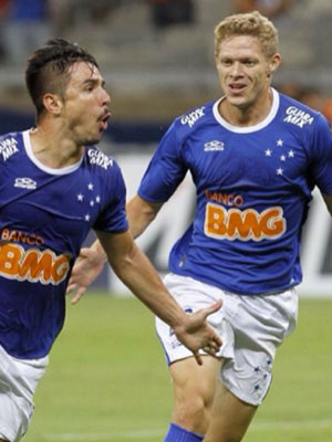 Marlone celebra gol com amigo Willian