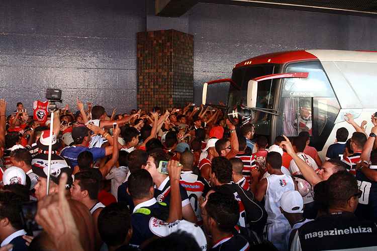 Poucos torcedores conseguiram chegar perto dos jogadores do Santa Cruz no desembarque coral