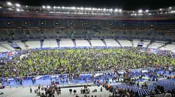 O gramado do Stade de France ficou tomado por torcedores assustados com o ataque terrorista
