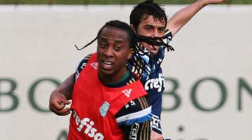 Afastado desde outubro, Arouca se recuperou de um desgaste no joelho e deve jogar em Curitiba