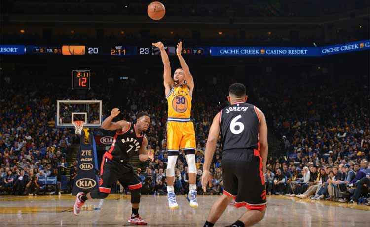 Curry deu uma aula de basquete e manteve o Golden State Warriors invicto em 2015/2016