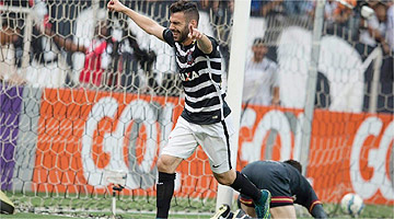 Bruno Henrique comemora primeiro gol do Timão
