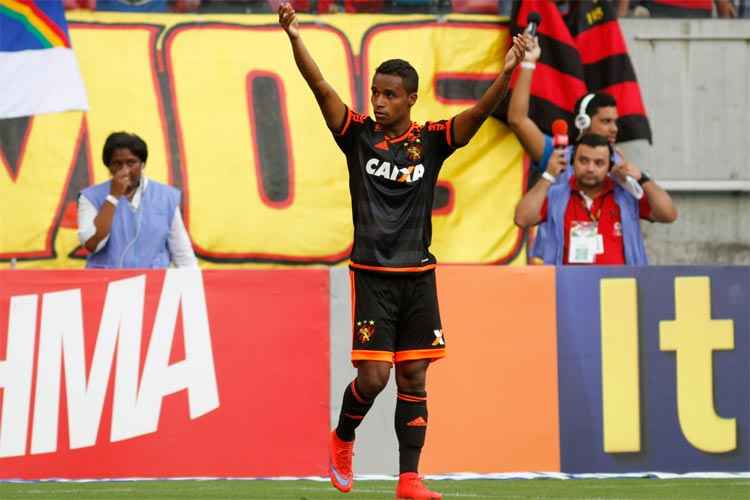 Diretor do Cruzeiro diz que Elber é negociável, mas, por enquanto, clube conta o retorno do atleta