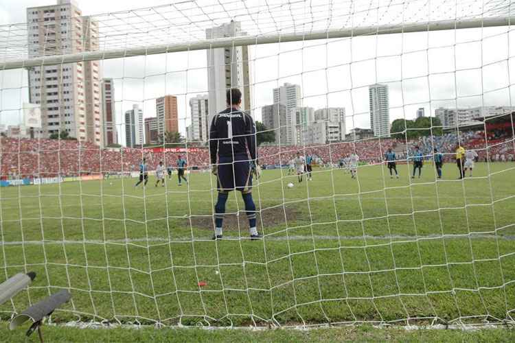 Bruno Carvalho parte para cobrança de pênalti que seria defendida pelo goleiro Galatto nos Aflitos