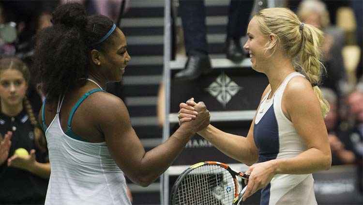 Serena Williams (E) foi derrotada em amistoso contra sua melhor amiga, Caroline Wozniacki