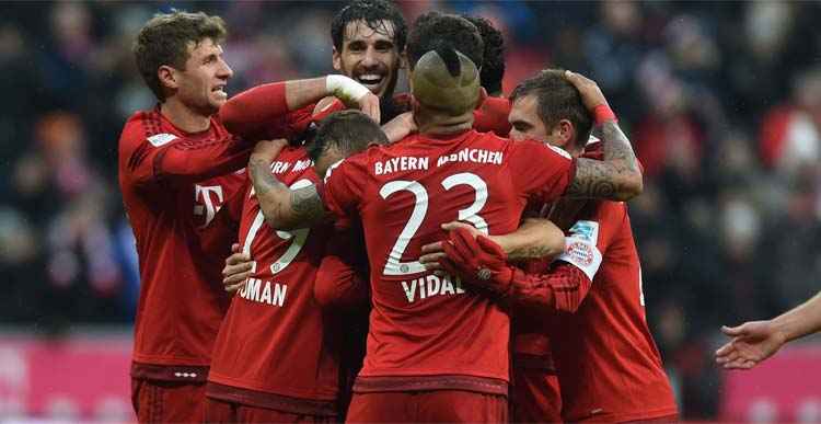 Jogadores do Bayern comemoram a vitória, que deixa o time com 40 pontos, em primeiro lugar isolado