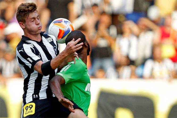 Luís Henrique disputa a bola com o zagueiro Messias, que estreou pelo América na última rodada da Série B