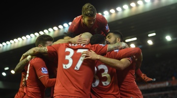 Jogadores comemoram o gol marcado por James Milner