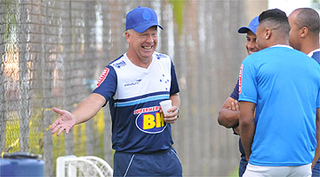 Mano estava sorridente nesta terça, na Toca II