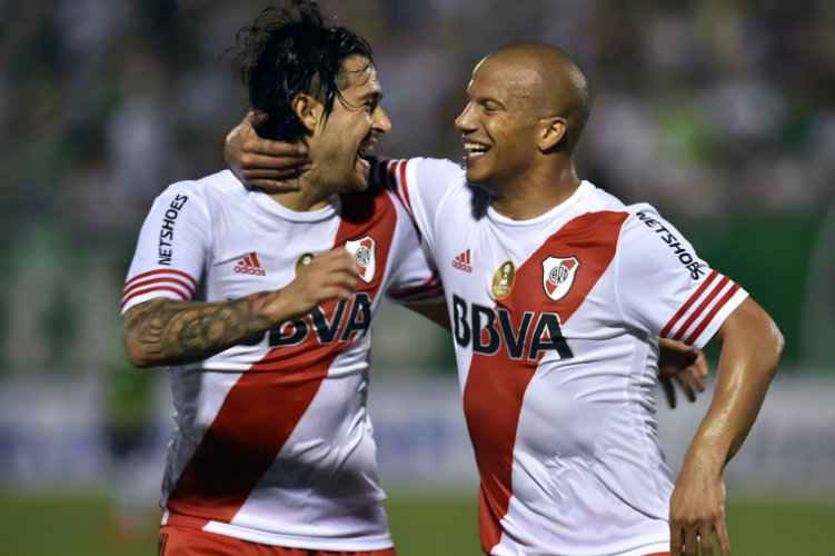Meia Pisculichi e volante Carlos Sánchez, que defende a seleção uruguaia, são esperanças do River