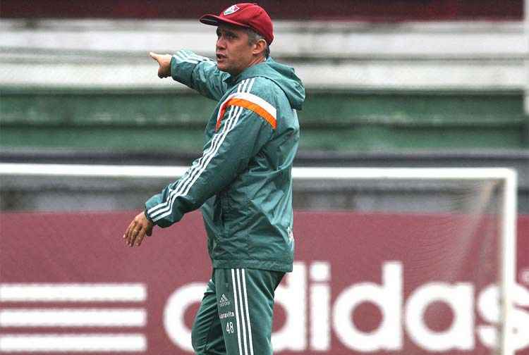 Eduardo Baptista tirou das costas de seus jogadores o peso por um possível rebaixamento do rival Vasco