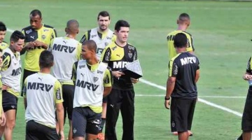 Giacomini comandou treino com duas mudanças no time por causa de suspensão e pode perder Rafael Carioca