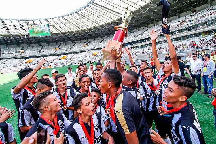 Garotos do sub-15 do Atlético comemoram com a torcida a conquista do Campeonato Mineiro da categoria