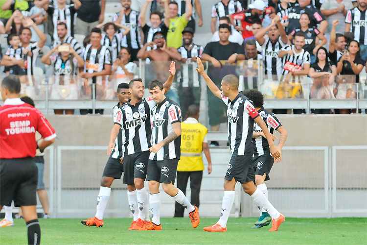 Leo Silva comemora o gol, o segundo na vitória por 3 a 0 no Mineirão: despedida com mais dinheiro no bolso