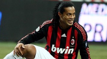 Apesar de elogiar técnica de Ronaldinho, Allegri criticou o comprometimento do brasileiro