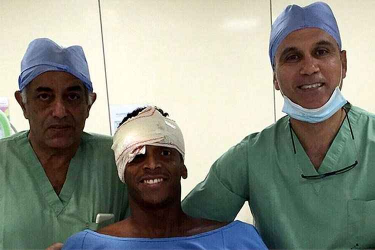 O atacante Jô, ex-Atlético, sofreu um choque de cabeça em uma disputa de bola com um adversário durante partida do Al Shabab válida pela Liga da Arábia Saudita. Com a cabeça enfaixada, o jogador postou foto e mensagem nas redes sociais e tranquilizou os seguidores: "E aí galera! Infelizmente acabei me machucando no último jogo em um cabeceio dentro da área. A bola foi pro gol, mas levei a pior! Kkkkk... Já estou me recuperando, está tudo tranquilo com o suporte de todos por aqui!", escreveu.