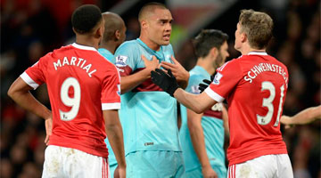 Schweinsteiger se desentendeu com Reid (centro) e acertou-o com o braço, mas não foi punido