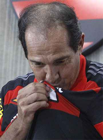 Muricy beijou o escudo do Fla na apresentação