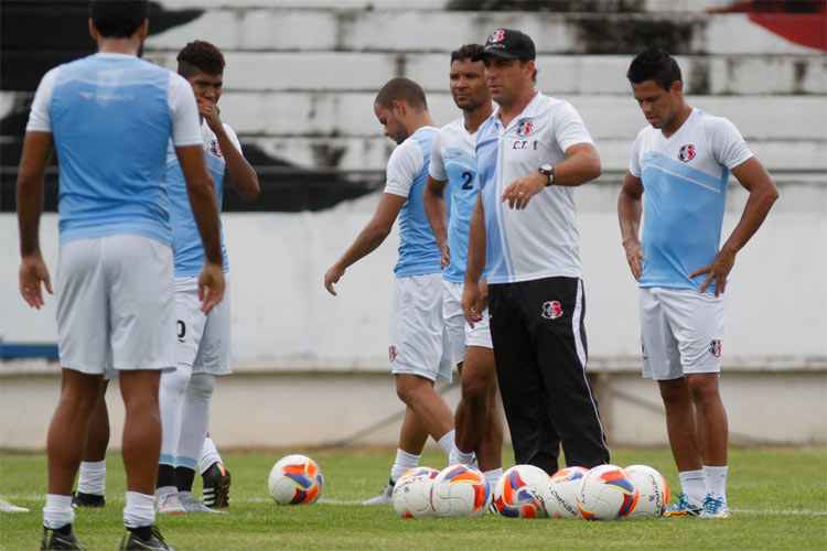 Diretoria diz que vários atletas estão encaminhados para seguirem sob comando de Martelotte