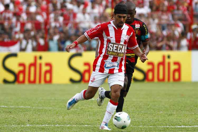 Araújo fez parte do elenco do Náutico na campanha da Série A do clube na temporada de 2012