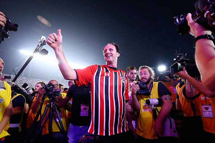 Rogério Ceni é cercado por fotógrafos na despedida: goleiro joga como armador e ataca como cantor no adeus