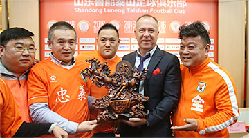 Mano recebeu escultura de torcedores na China