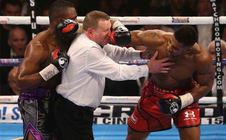 Howard Foster acabou atingido quando separava Anthony Joshua e Dillian Whyte ainda no primeiro round