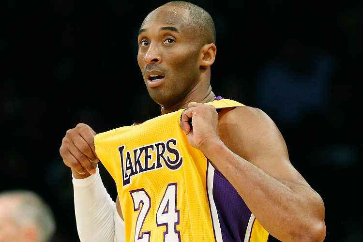 Com 22 pontos e seis assistências, Kobe Bryant teve ótima atuação na partida contra Milwaukee Bucks