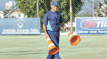 Em 2004, Paulo César Gusmão estreou como treinador ao substituir Vanderlei Luxemburgo