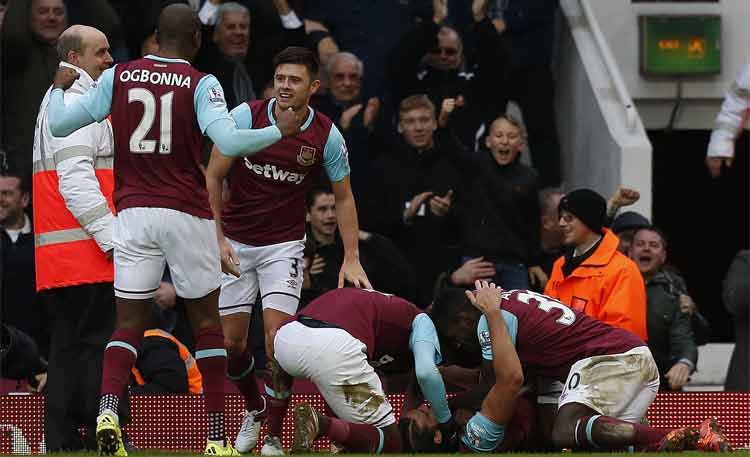 Jogadores do West Ham comemoram a vitória sobre o Liverpool, que valeu a quinta posição ao clube