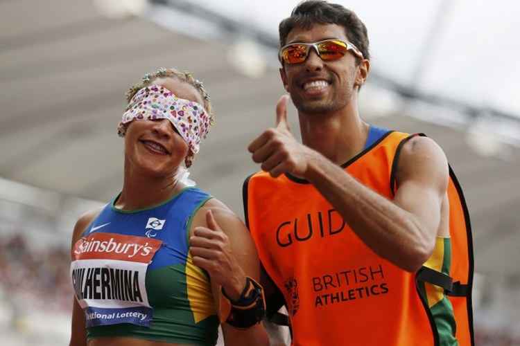 A parceria entre Terezinha Guilhermina e seu guia, Guilherme Santana, é retratada em <i>A valsa do pódio</i>