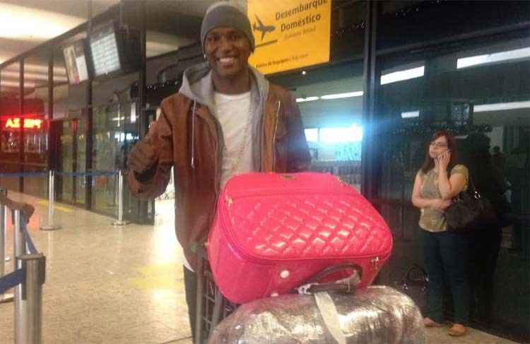 Douglas Coutinho desembarcou em Confins carregando suas malas e as da esposa, que também ficará em BH