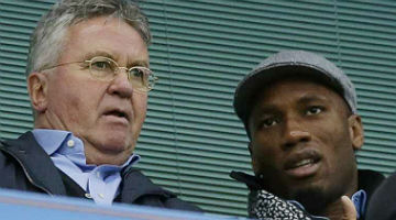 Técnico interino, Guus Hiddink pode ter Didier Drogba como assistente no Chelsea