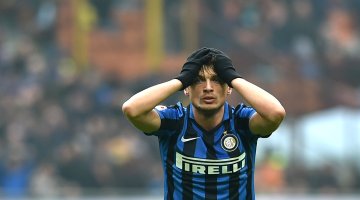 Adem Ljajic lamenta uma oportunidade de gol desperdiçada