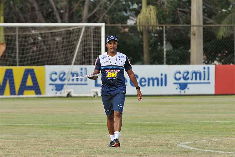 Ex-atacante, Deivid começa a implantar sua filosofia na equipe celeste, apostando na vocação ofensiva