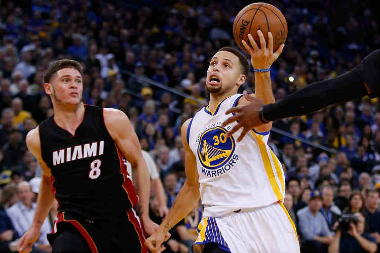 Curry comanda vitória do Golden State Warriors sobre Miami Heat; atual campeão segue invicto em casa