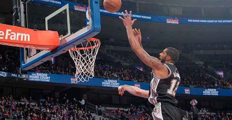 Com a vitória jogando em Detroit, o Spurs encerrou uma série de três vitórias seguidas do Pistons