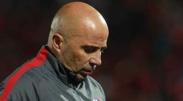 Sampaoli foi recebido com insultos por torcedores em Santiago e pode deixar comando da Seleção