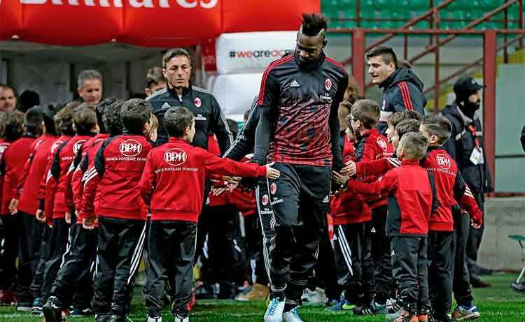 Novidade no Milan foi a presença do atacante Mario Balotelli, de volta ao time, recuperado de uma pubalgia
