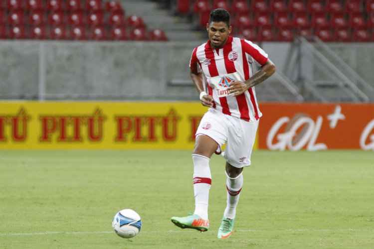 Zagueiro se destacou no Pernambucano de 2014, mas não conseguiu uma sequência depois