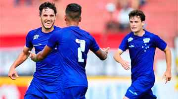 Jogadores celebram a classificação na Copinha