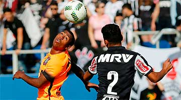 Marcos Rocha disputa bola com Malcom: lateral-direito elogia jogadores que saíram do banco