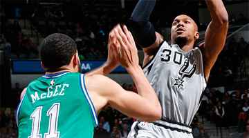 LaMarcus Aldridge liderou a vitória do San Antonio Spurs, marcando 23 pontos na partida