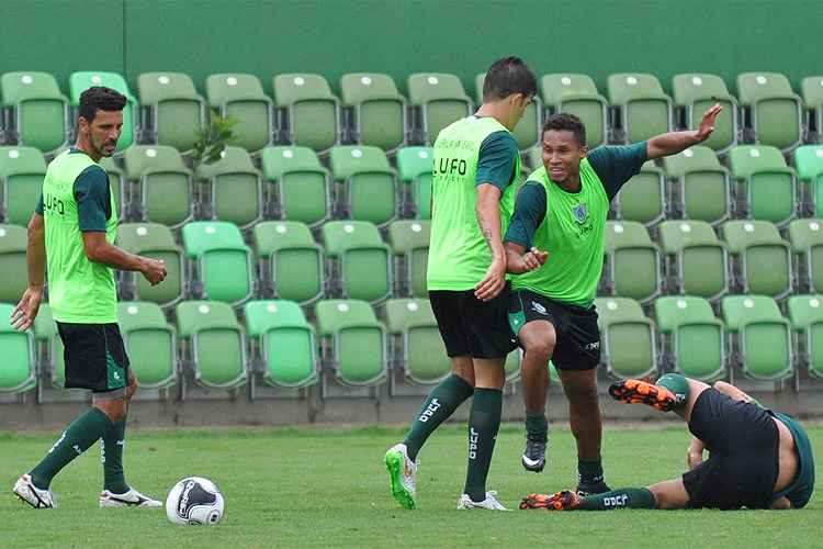 Leandro Guerreiro, Alison e Jonas estiveram na equipe considerada titular durante treino no Lanna Drumond