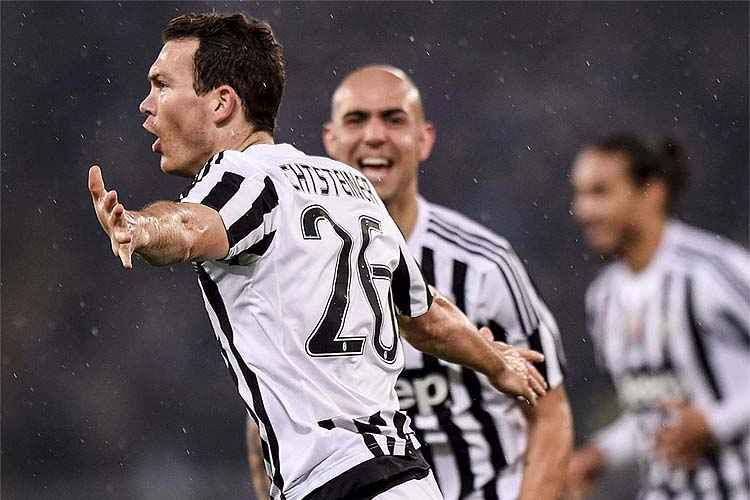 Juventus de Stephan Lichtsteiner avançou para enfrentar a Internazionale, que passou pelo Napoli