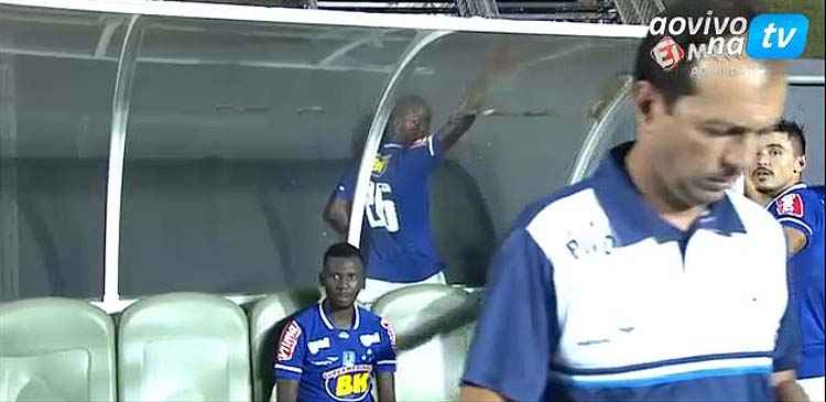 Ao fundo, atrás do banco de reservas, zagueiro Dedé faz xixi diante da câmera do Esporte Interativo
