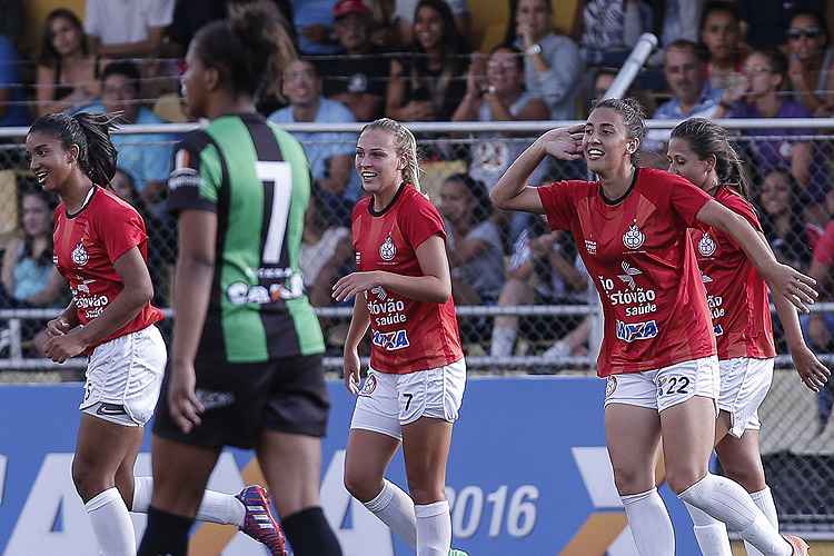 Jogadoras do Adeco comemoram um dos gols da vitória por 2 a 0 sobre o América em São Bernardo do Campo